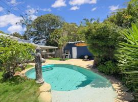 Lady Katherine Coastal Cottage with Pool, hotel in Beerwah