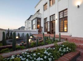 Axminster House - Entire Villa, hotel i Muizenberg