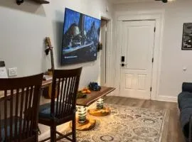 Cozy Downtown Cottage - Parking, Pet Friendly!