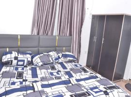 Luxurious 3-Bedroom Apartment in Alimosho, Lagos, hotel sa Egbe