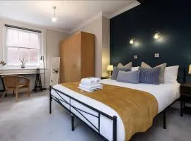 Presidential One Bed Apt in Heart of Centre FREE Parking and WiFi Sleeps 4