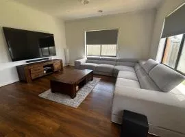 Spacious 5BDR Family Haven in Melbourne