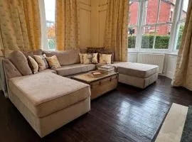 Charming 4BDR Spacious Sheffield Home with Parking