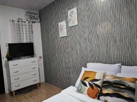 Room in downtown davao - Easy access to everything!, hotel com banheiras de hidromassagem em Davao