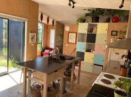 The Little Blue Haus - Pet Friendly Eco Pad, Nelson, NZ, hotel in Nelson