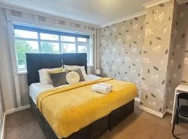 4-Bed Parking, Fast WiFi, M42 Great for team work