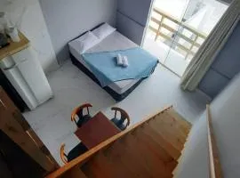 Loft com Mezanino em Itapema com Ar Split e Sacada qq