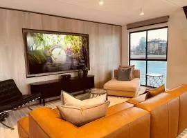 Luxury Penthouse Houseboat n the Heart of the City