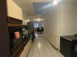 Maison ou chambres a louez, hotel in Armentières