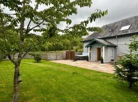 Chauffeur's Cottage with Hot Tub