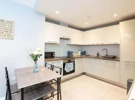 Nr 8 - Modern 2 Bed Flat - WiFi - Town Centre - Parking