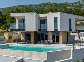 Modern villa Luce with sea view in Peljesac, hotel a Trstenik