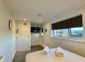 Sleeps 8, 4 bed 2 bathroom house with parking Balderton