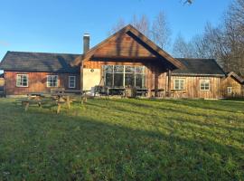 Holmfoss Hytta, hotel in Larvik