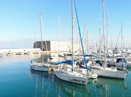 Sailboat Classic Living - Heraklion Marina, alojamiento en un barco en Heracli&oacute;n