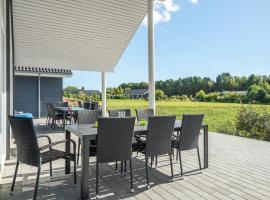 Villavilla 490 - R&aring;bylille Strand, Lollandfalster，Pollerup Kulleg&aring;rd的有熱水按摩池的飯店