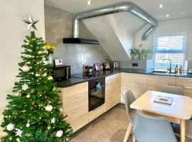 Palms 2 - Central, 5 mins walk to beach + parking!