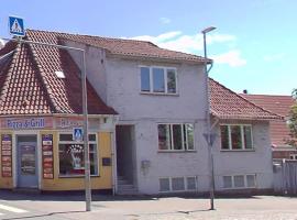 Private Rooms-Shared kitchen&bathroom- No host on site, hotel em Esbjerg