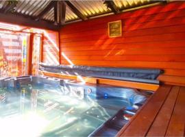 Charming Retreat at Famous Palm Beach Outdoor Spa till 8 Walk to Ocean beach, Hotel in Palm Beach