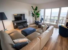 High-End Condo - River View & Lounge