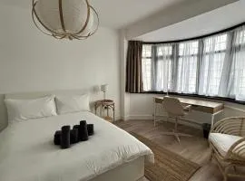 Luxury Suits on Piccadily Line Room No4