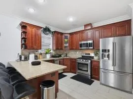 Big Group Ready • 2 Kitchens / Sleeps 18