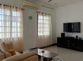 Private Bungalow House with Garden - Free Parking & Wi-Fi, hotel i Kuala Lumpur