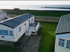 Coastal Beachfront Caravan, Hotel in Brightlingsea