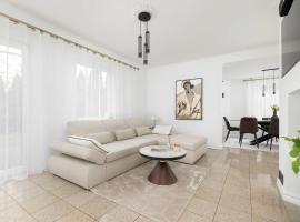 Unique House with 3 Bedrooms, Garden and Air Conditioning by Noclegi Renters, hytte i Zarzecze