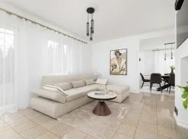 Unique House with 3 Bedrooms, Garden and Air Conditioning by Noclegi Renters