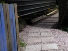 Cabaña de 2 pisos al fondo con entrada y patio independiente