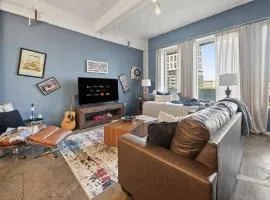 Luxury Music Flat - Gym, Pool, Free Valet, DT Dallas, Game & Movie Rooms