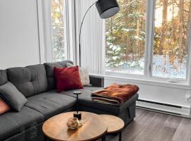 Le Refuge Du Mont near Mont-Sainte-Anne Ski Nature Escape, hotel com piscina em Beaupr&eacute;