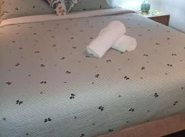 Victoria Point Queen bed & Breakfast