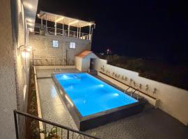Breeze Resort Panhala , Swimming Pool, Just 5 Minutes From Panhala!, hotel v destinaci Panhāla