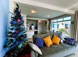 Charming and Family With a pool and ocean view, 3 blocks from the beach, with 2 TVs and Netflix & HBO