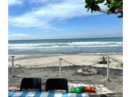 Villa Roco Private Beachfront Villa at Elyu，Bacnotan的小屋