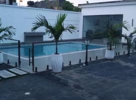 TravellersXperience Villa FranmsViel, hotel in Asaba