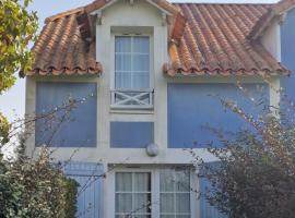 Maisonnette duplex 4 pers proche mer et golf, hotel din Talmont