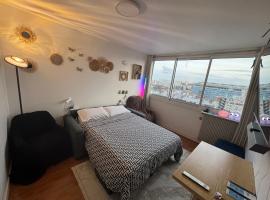 Guest room in a shared apartment - Metro 7 and Tramway T3a, penzion v Pař&iacute;ži