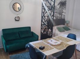 Studio plein centre face au lac, cave vélo, hotel in Bagnoles-de-l'Orne