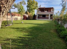 George's family friendly maisonette with great exterior, hotel em Dhrosiá