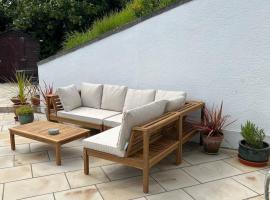 Beautiful Coastal retreat with beach and large garden, hotel in Busta