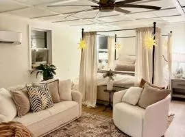 The Wing - luxurious king suite tiny studio home!