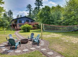 Game Room and Hot Tub Waterfront Lake Arbutus Cabin, hotel a Neillsville