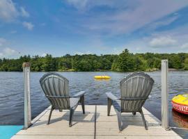 Lake Arbutus Escape! Dock, Fire Pit & Game Room, hotel i Neillsville