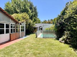 PH tipo casa, con parque y pileta, en La Plata , barrio norte, hotel em La Plata