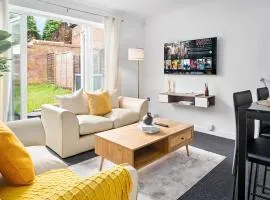 Cozy Two Bed House - Garden - Parking - Smart TV - 2GMS