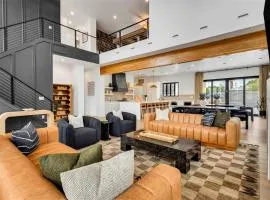 Modern Manor-6BR Pool&Spa Air Hockey Ping Pong