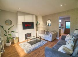 Modern Cosy 2-Bed Terrace with Private Garden, Hotel in Eccleston